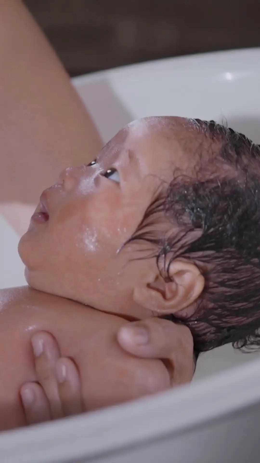 Memandikan Bayi